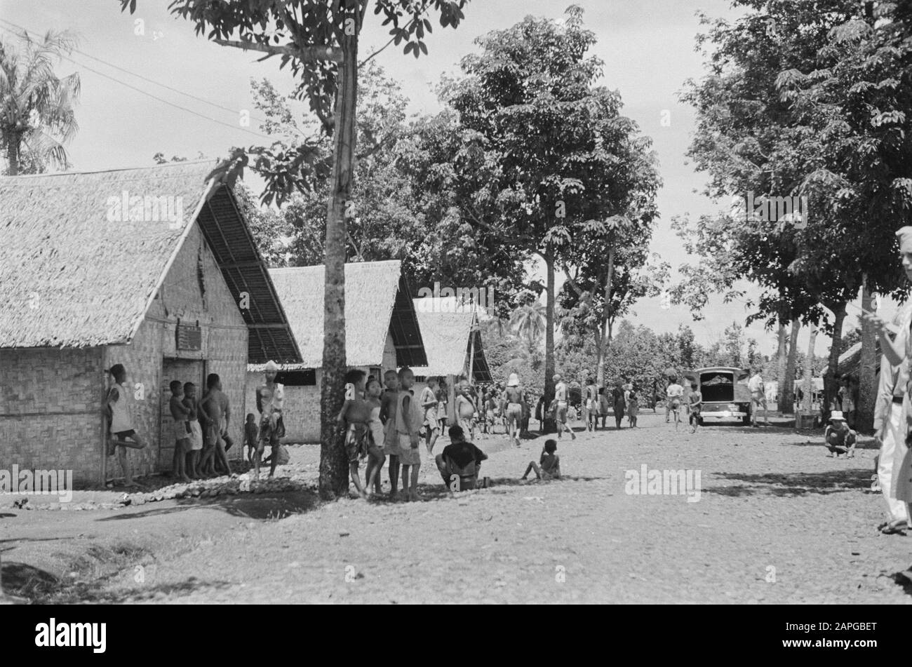 Beggar Colony Description: Collection Photo Collection Service for Army Contacts Indonesia, Photon Number 205-2-3 Date: April 1947 Location: Indonesia, Dutch East Indies Stockfoto
