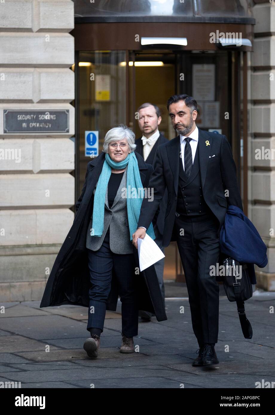 Die ehemalige katalanische Politikerin und Professorin an der University of St Andrews, Clara Ponsati, verlässt neben dem Anwalt Aamer Anwar den Sheriff Court von Edinburgh nach einer Auslieferungsanhörung wegen Versehung. Stockfoto