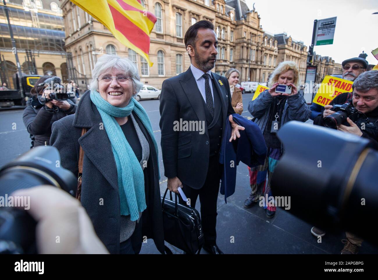 Die ehemalige katalanische Politikerin und Professorin an der University of St Andrews, Clara Ponsati, verlässt neben dem Anwalt Aamer Anwar den Sheriff Court von Edinburgh nach einer Auslieferungsanhörung wegen Versehung. Stockfoto