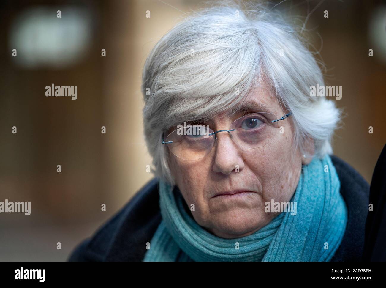 Die ehemalige katalanische Politikerin und Professorin an der University of St Andrews, Clara Ponsati, vor dem Sheriff Court von Edinburgh, Edinburgh, nachdem sie an einer Auslieferungsverhandlung wegen Versehens teilgenommen hatte. Stockfoto