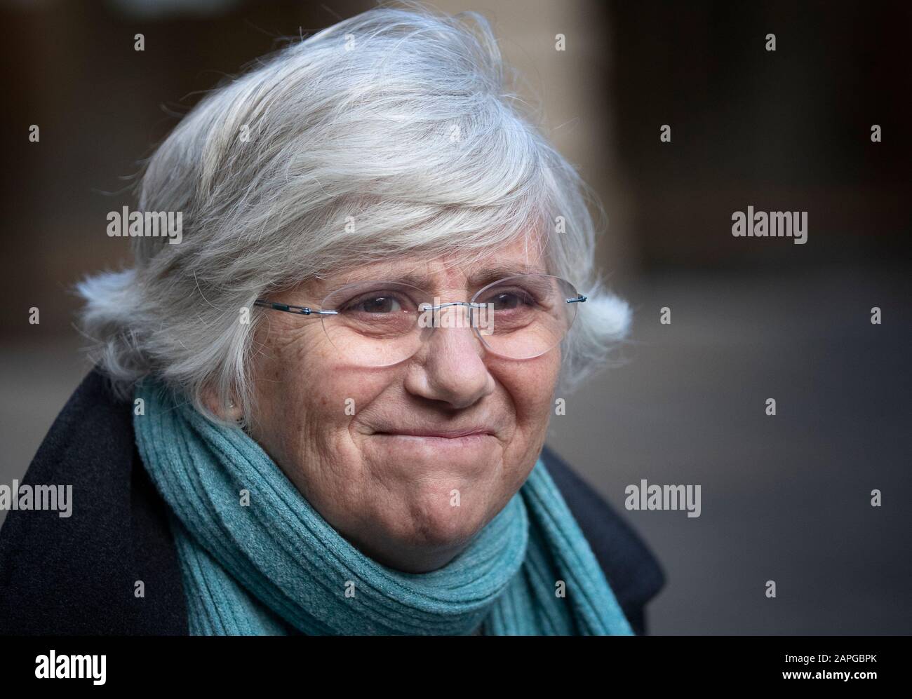 Die ehemalige katalanische Politikerin und Professorin an der University of St Andrews, Clara Ponsati, vor dem Sheriff Court von Edinburgh, Edinburgh, nachdem sie an einer Auslieferungsverhandlung wegen Versehens teilgenommen hatte. Stockfoto