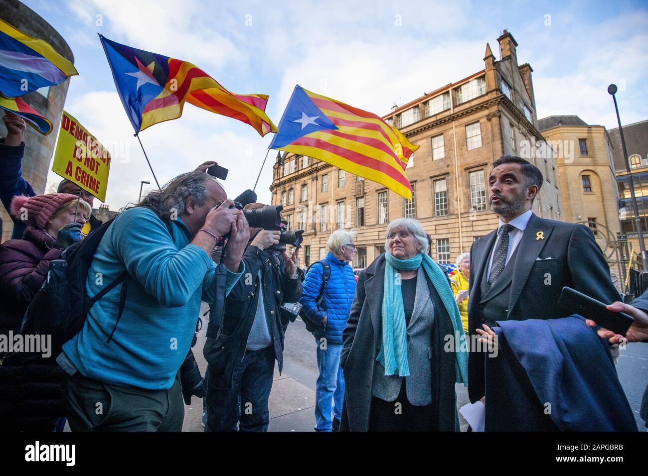 Die ehemalige katalanische Politikerin und Professorin an der University of St Andrews, Clara Ponsati, verlässt neben dem Anwalt Aamer Anwar den Sheriff Court von Edinburgh nach einer Auslieferungsanhörung wegen Versehung. Stockfoto