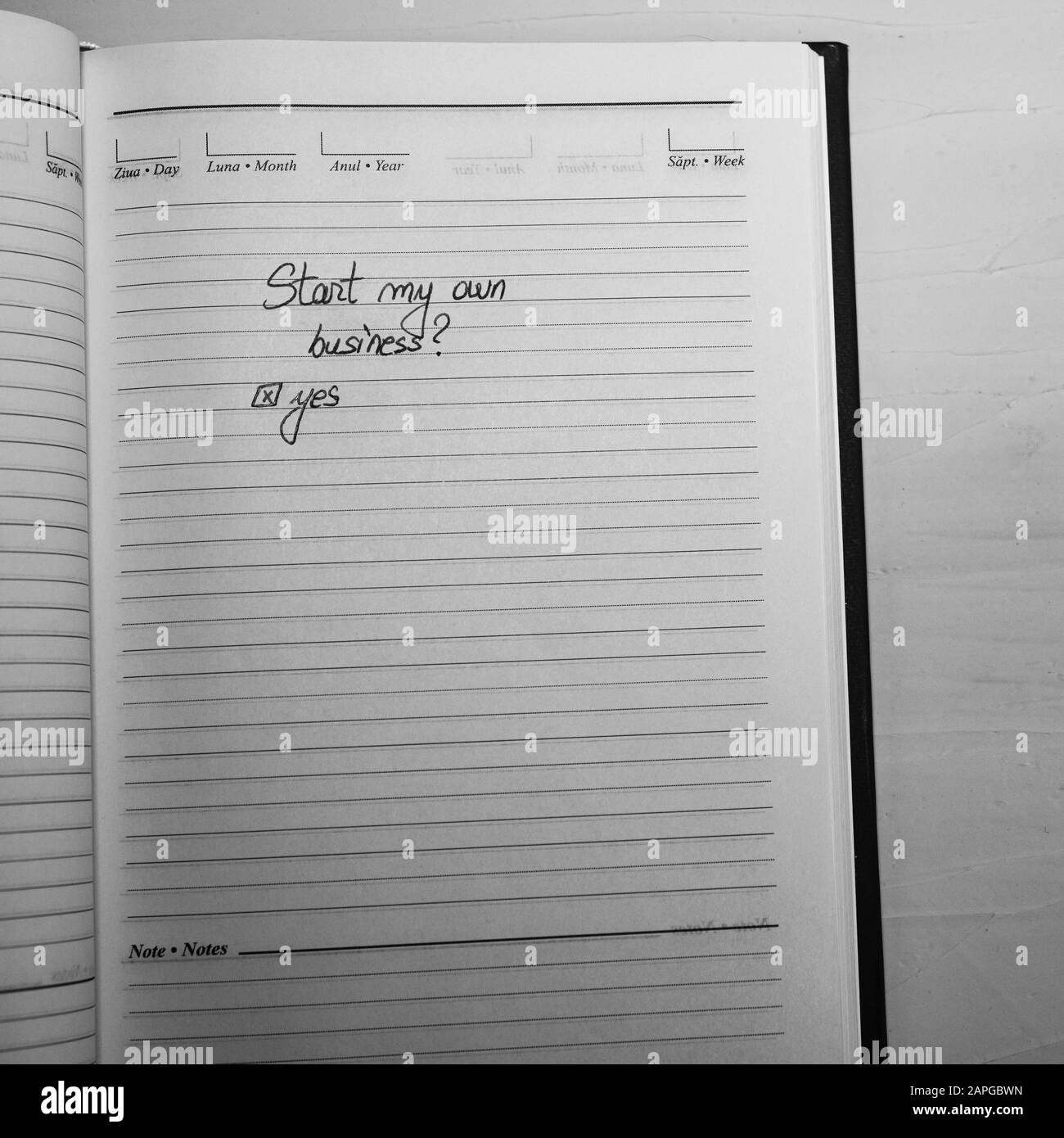 Beginnen Sie mein eigenes Geschäft und markieren Sie die Handschrift auf der Büro-Agenda. Kopierbereich. Stockfoto