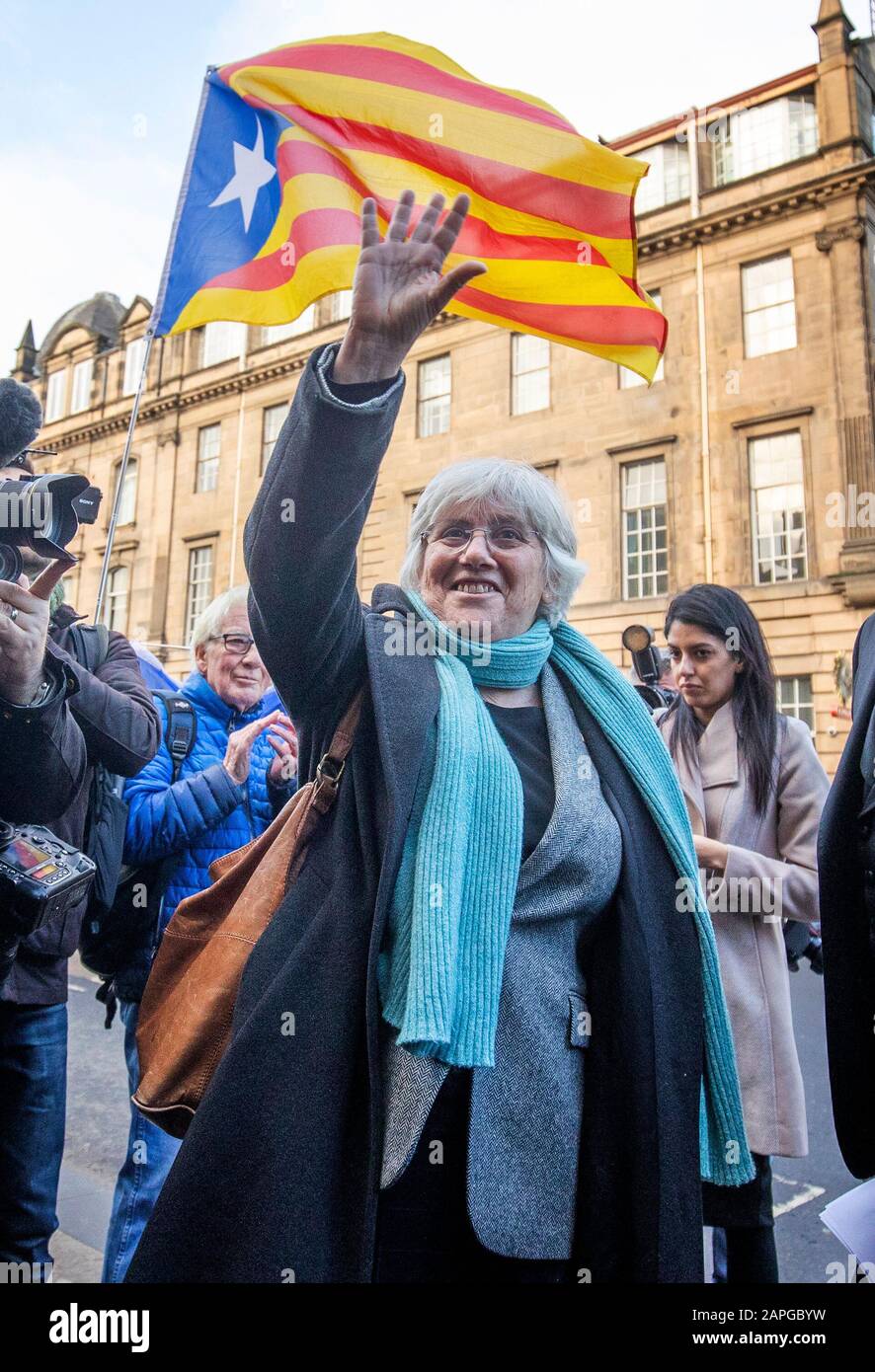 Die ehemalige katalanische Politikerin und Professorin an der University of St Andrews, Clara Ponsati, vor dem Sheriff Court von Edinburgh, Edinburgh, nachdem sie an einer Auslieferungsverhandlung wegen Versehens teilgenommen hatte. Stockfoto