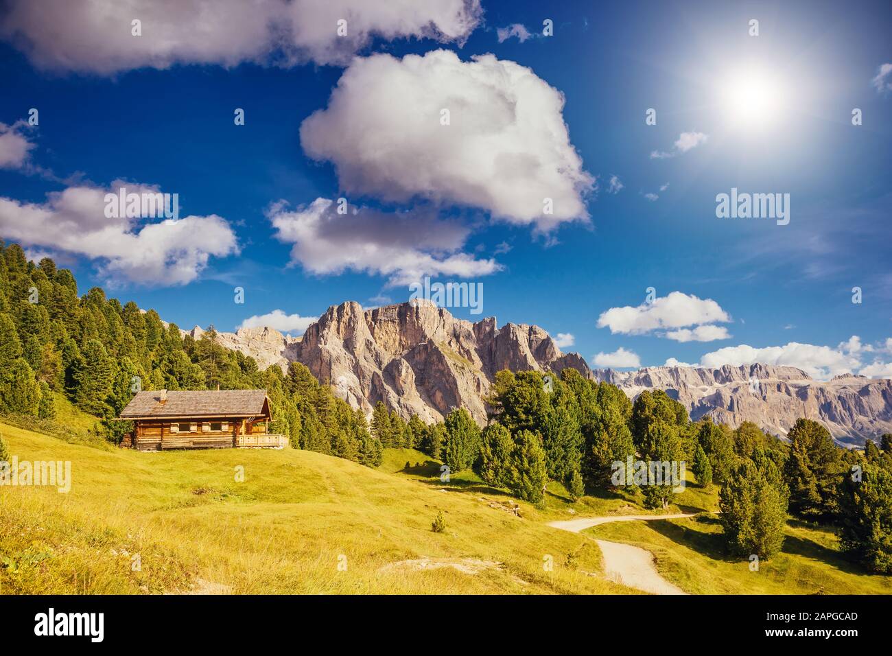 Blick auf die Gipfel Puez odle oder Geisler. Park der Dolden, Tal Gröden, Südtirol. Lage Ort Dorf St. Ulrich, S. Cristina und Selva Garten Stockfoto