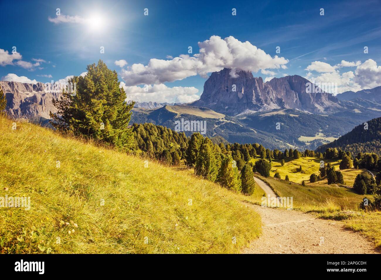 Blick auf die Gipfel Puez odle oder Geisler. Park der Dolden, Tal Gröden, Südtirol. Lage Ort Dorf St. Ulrich, S. Cristina und Selva Garten Stockfoto