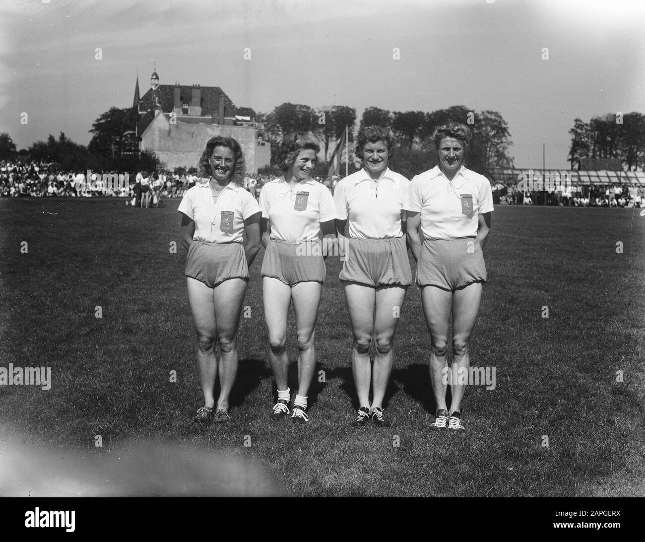 Leichtathletik-Wettbewerbe in der Werve in Rijswijk; vier Athleten [ganz richtig: Fanny Blankers-Koen] Datum: 25. Juli 1948 Ort: Rijswijk, Zuid-Holland Schlagwörter: Leichtathletik, Sport-Personenname: Blankers-Koen, Fanny Stockfoto