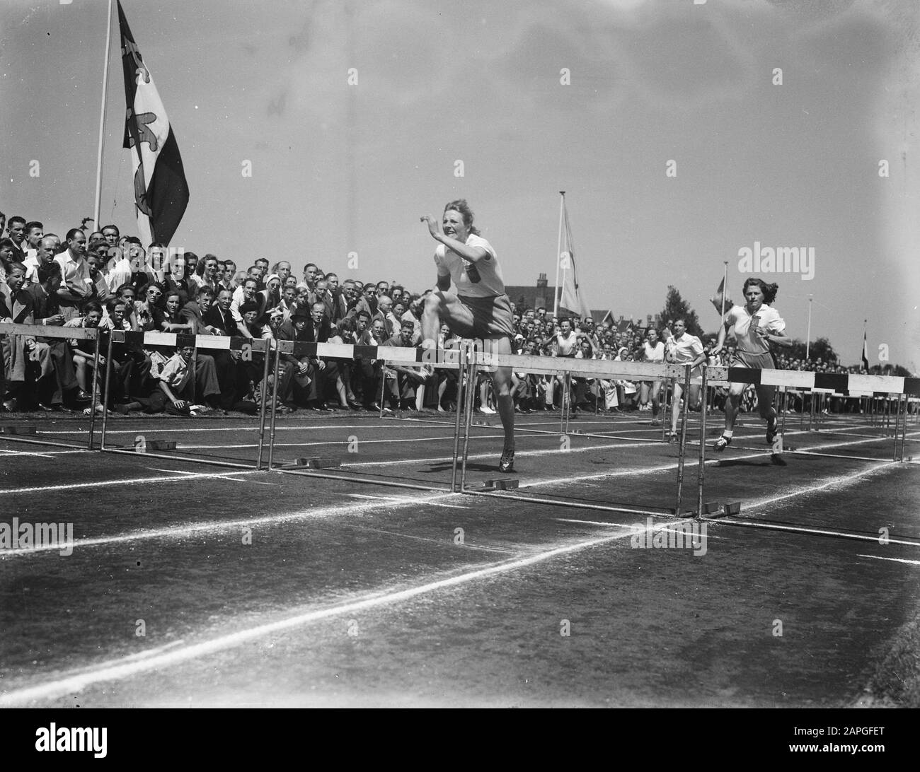 Leichtathletik-Wettbewerbe in der Werve in Rijswijk; Hürden Damen [Fanny Blankers-Koen] Datum: 25. Juli 1948 Ort: Rijswijk, Zuid-Holland Schlagwörter: Leichtathletik, Leichtathletik, Sport persönlicher Name: Blankers-Koen, Fanny Stockfoto