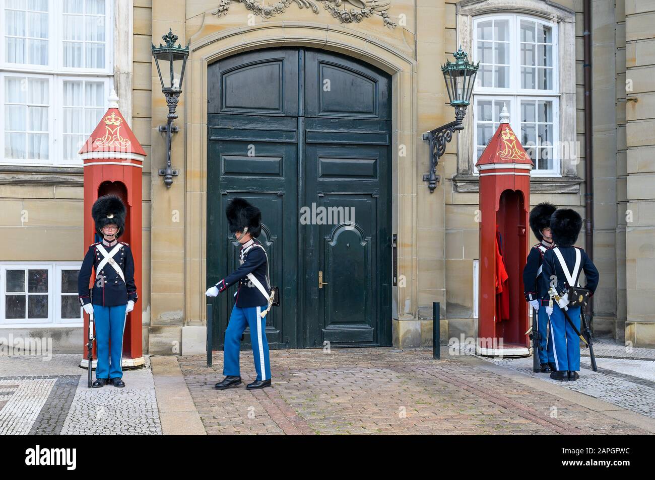 Touristen beobachten Den Wachwechsel im Königlichen Schloss Amalienborg, Kopenhagen, Dänemark Stockfoto