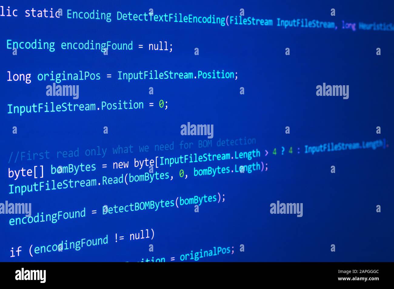 Abstrakter dunkelblauer Hintergrund mit Binärcode, Programmierkonzept. Technisches Muster mit Symbols Software Stockfoto