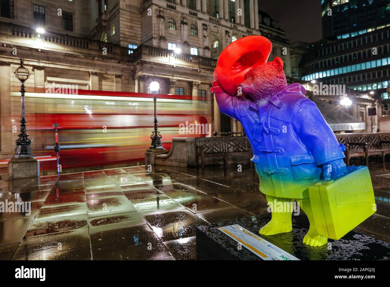London, Großbritannien. Paddington Bär Abend bunte Statue in der Nähe der Bank Station und mit einer Bank of England im Hintergrund mit rotem Bus sichtbar Stockfoto