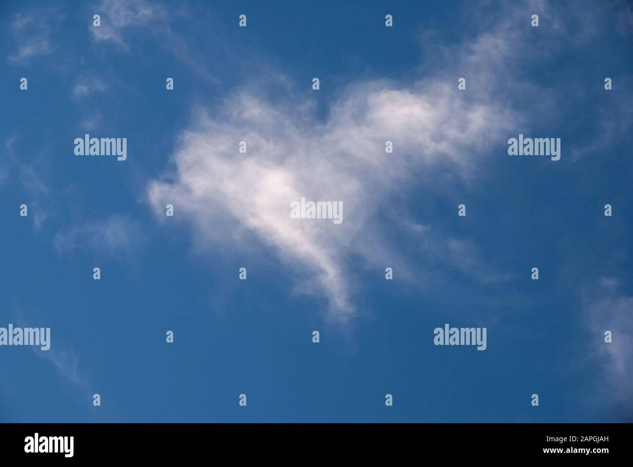 Eine Wolke in Form eines Herzens am blauen Himmel, Liebe die Natur, Valentinstag Stockfoto