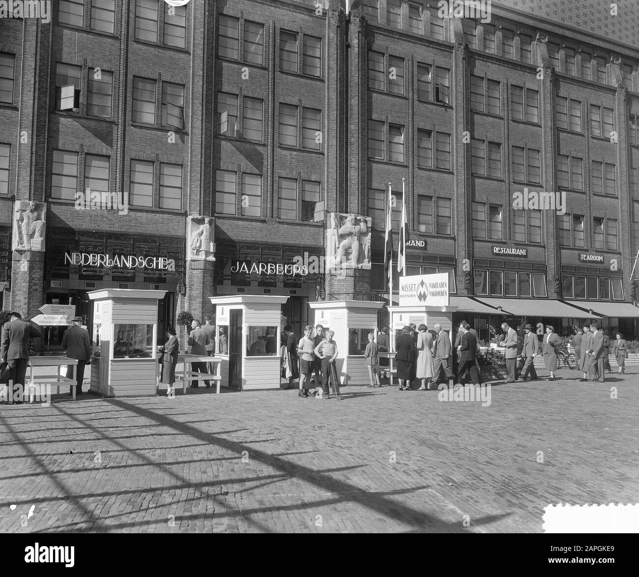 61e Jaarbeurs, Utrechter, Eingang mit Menschen Datum: 1. September 1953 Ort: Utrechter Schlüsselwörter: Jaarmessen, MENSCHEN, Eingänge Stockfoto