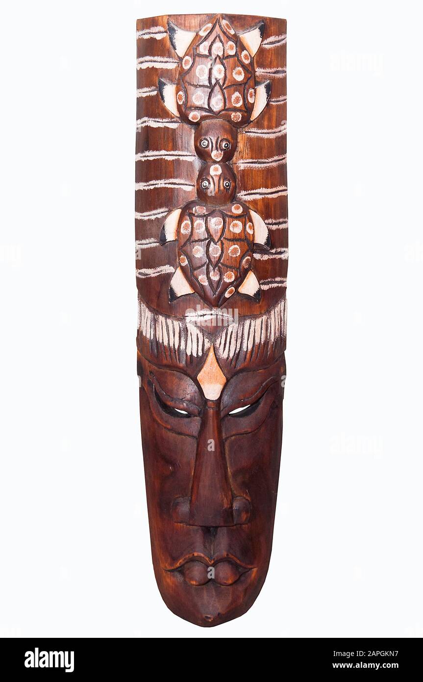 Afrikanische Holzmaske in Nahaufnahme isoliert auf weißem Grund Stockfoto