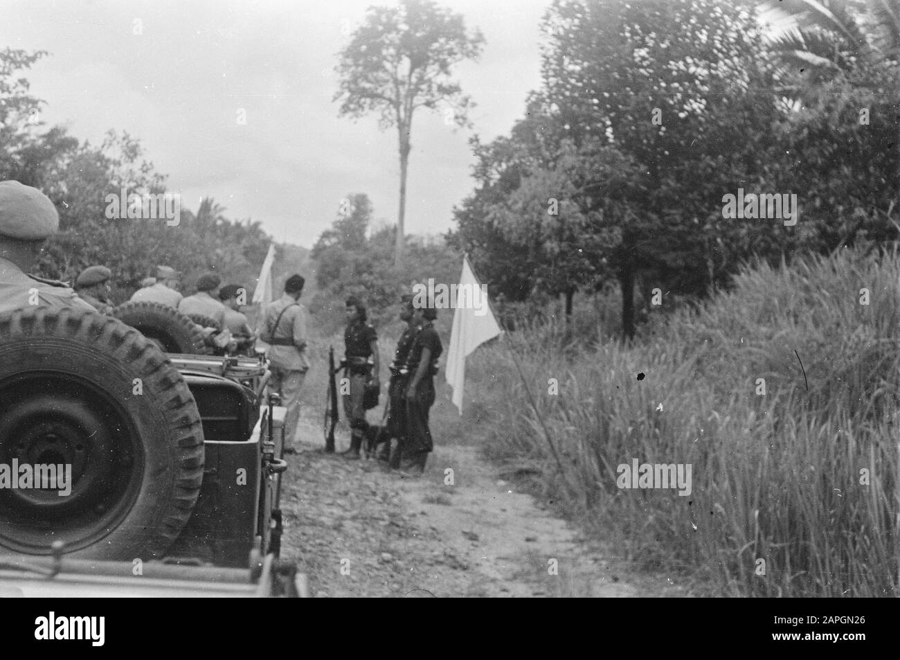 Lahat, Martapurera, Pajakaboeng; Unterschrift des Textes der Datei in Lahat Beschreibung: [Spalte in der Dateizeile. An der Front spricht ein indonesischer Offizier mit drei TNI-Soldaten mit einem Hund. Im Jeep sind ausländische Beobachter Rousset und Mac Nail sichtbar] Datum: 27. Januar 1948 Ort: Indonesien, Niederländische Ostindien, Sumatra Stockfoto