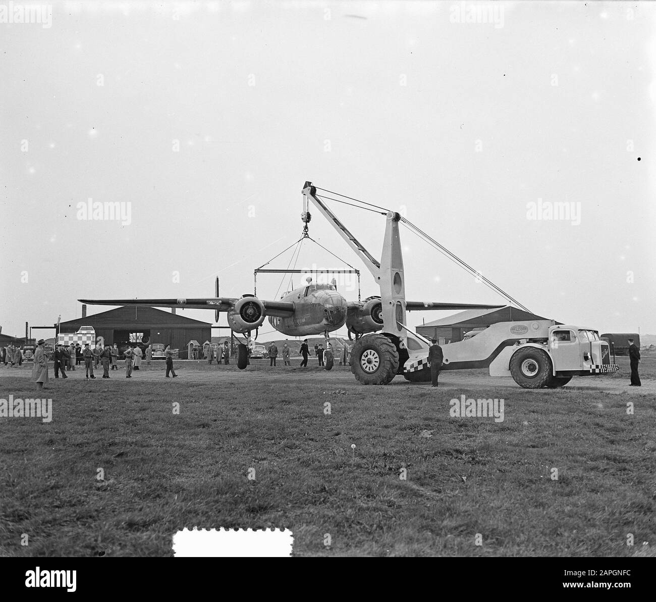 Demonstration Safe Power, Kranwagen für Flugzeuge in Valkenburg (bei Leiden). [Das ausgehobene Flugzeug ist eine B-25 Mitchell] Datum: 15. Oktober 1953 Standort: Valkenburg, Zuid-Holland Schlagwörter: Kranwagen, Luftfahrt, Flugzeuge, Flughäfen Stockfoto