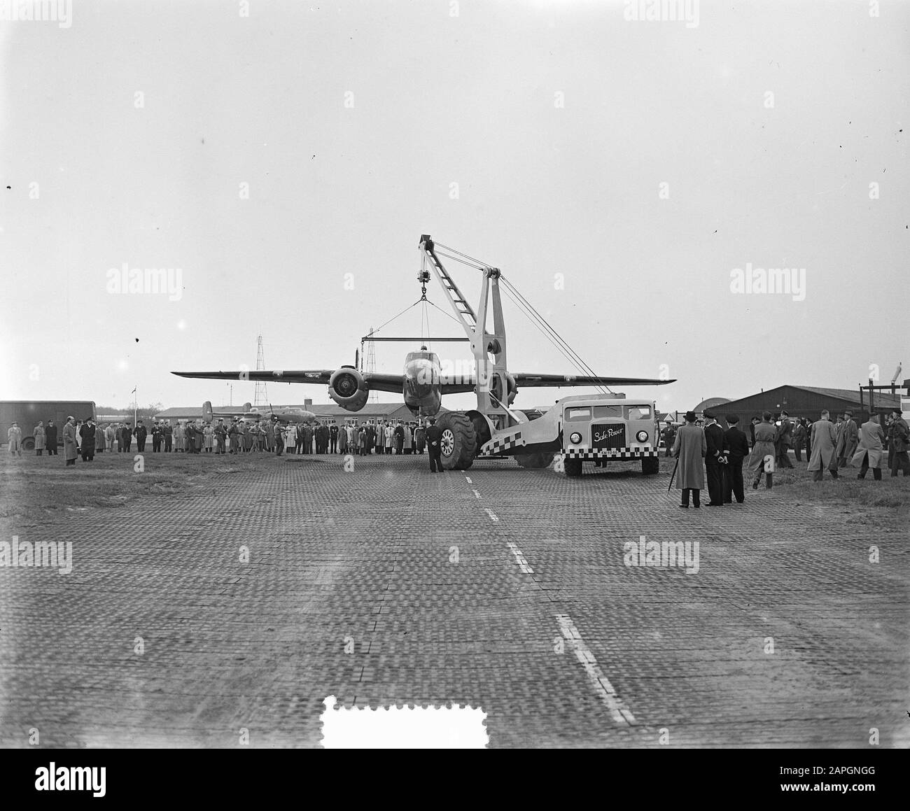 Demonstration Safe Power, Kranwagen für Flugzeuge in Valkenburg (bei Leiden). [Das hochgehoste Flugzeug ist eine B-25 Mitchell] Datum: 15. Oktober 1953 Standort: Valkenburg, Zuid-Holland Schlagwörter: Kranwagen, Luftfahrt, Flugzeuge, Flughäfen Stockfoto