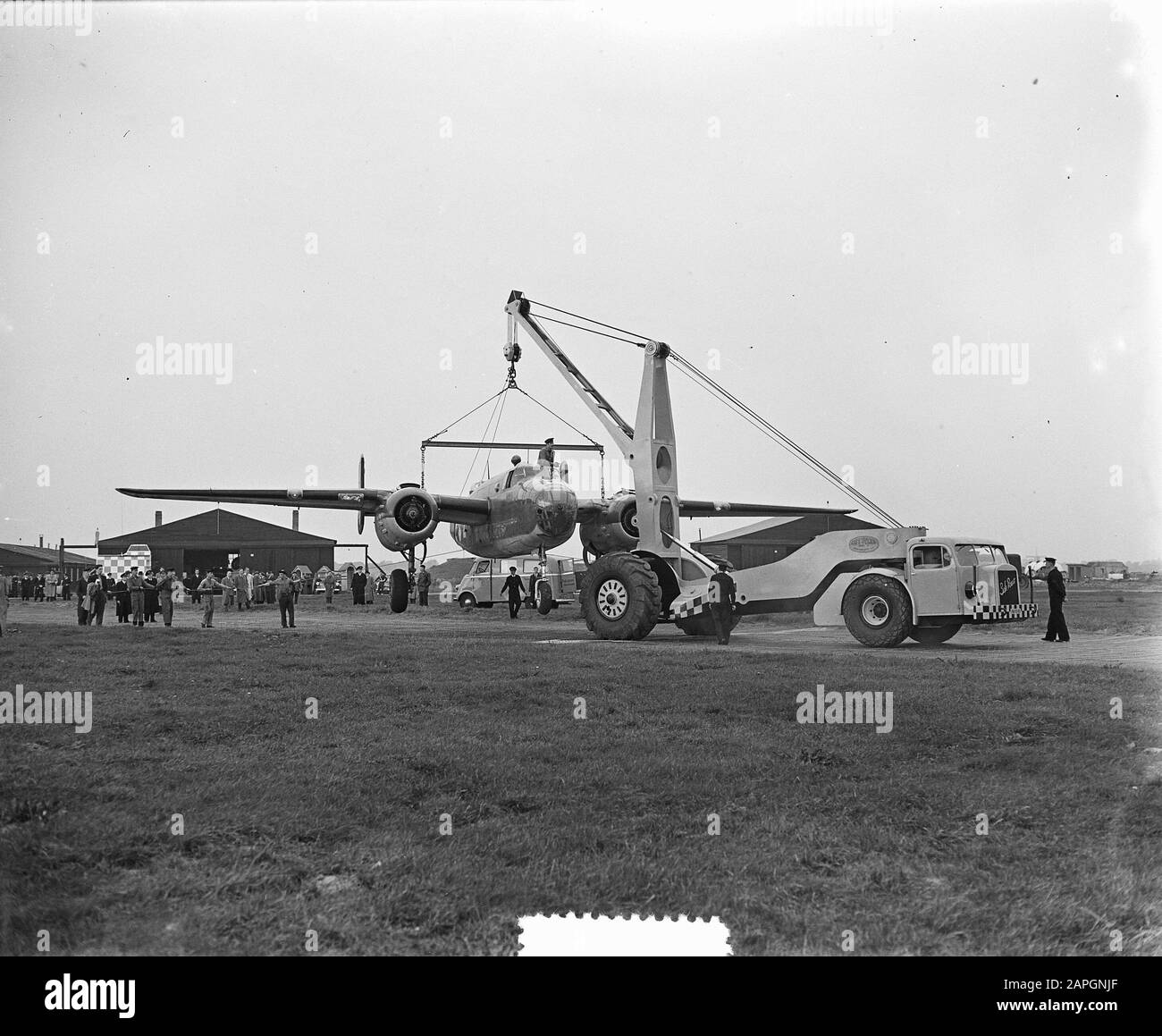 Demonstration Safe Power, Hebekran für Flugzeuge in Valkenburg (in der Nähe von Leiden) Datum: 15. Oktober 1953 Standort: Valkenburg, Zuid-Holland Schlagwörter: Demonstrationen, AIRECT, Kranwagen Einstellname: Safe Power Stockfoto