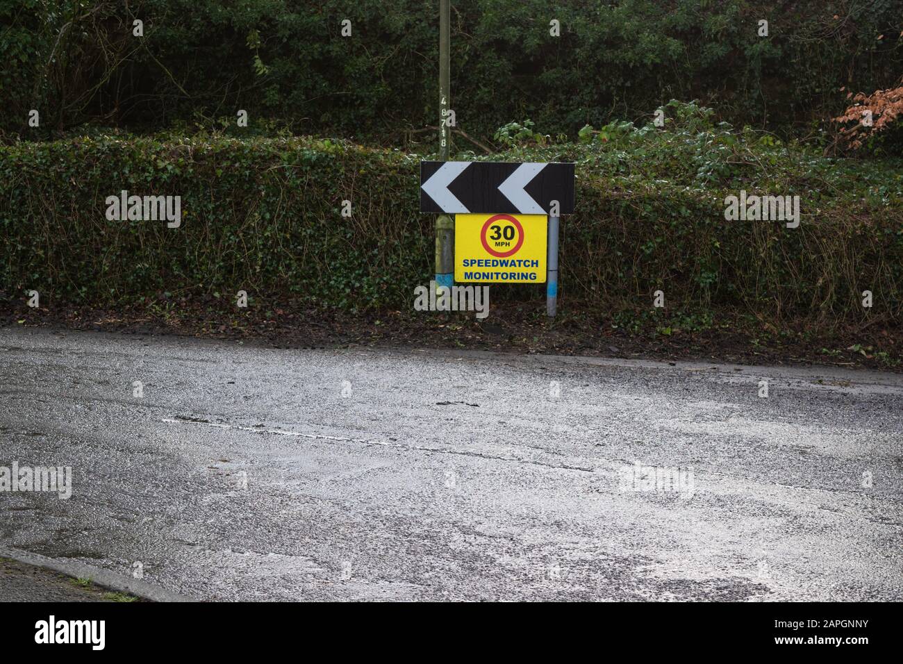 Schild zur Überwachung der Geschwindigkeitsüberwachung im Dorf Heath, Derbyshire. Um die Fahrer zu warnen, eine Geschwindigkeit von mindestens 30 Meilen pro Stunde beizubehalten. Stockfoto