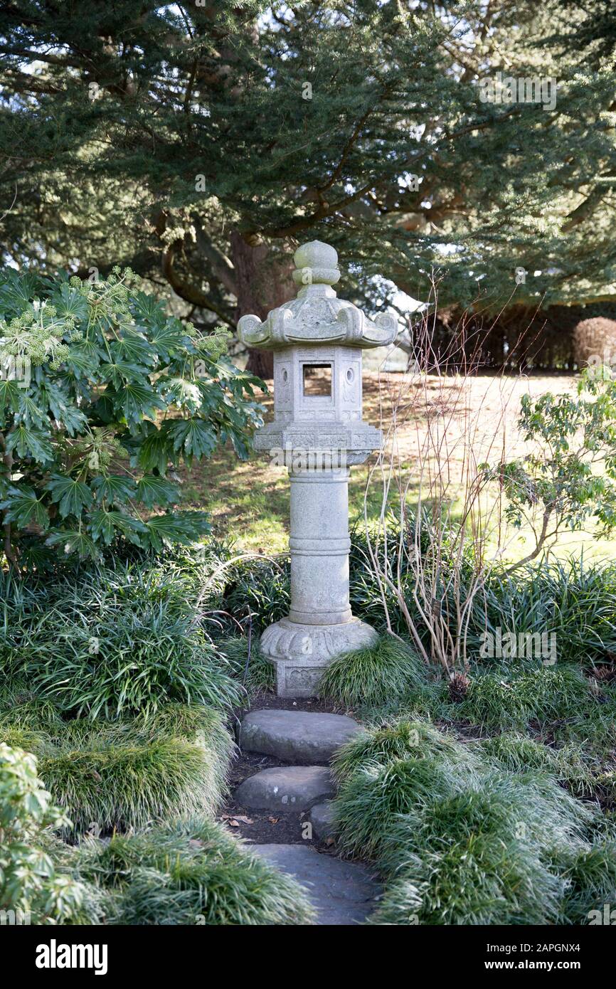 Japanisches Gateway im Frühjahr in Kew Gardens, London, Großbritannien - japanischer Garten, japanische Landschaft Stockfoto