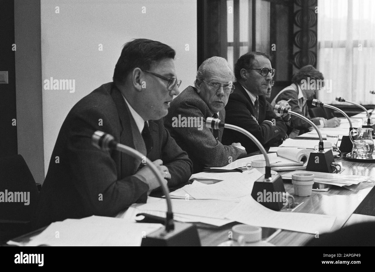 Sitzung der Kommission zur Wissenschaftspolitik, soziale Folgen der Mikroelektronik, von links die Minister Van Aardenne, Albeda und Van Trier Datum: 9. März 1981 Stichworte: Kommissionen Minister, Sitzungen persönlicher Name: Aardenne, Gijs van Stockfoto