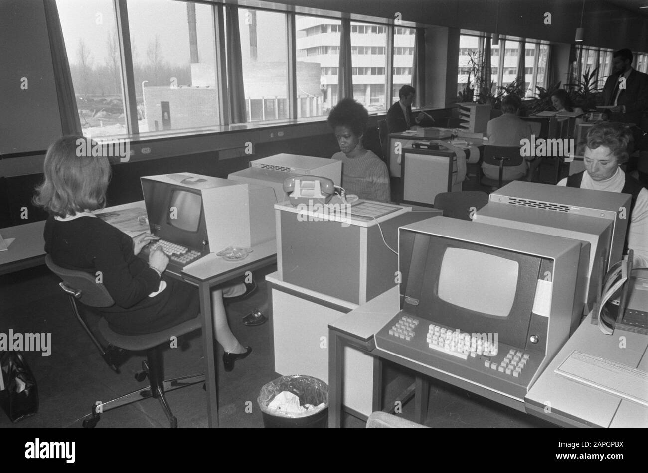 Computerbau von KLM für die automatische Buchungsmethode Corda in Amstelveen. Mädchen am Corda Datum: 11. März 1970 Ort: Amstelveen, Noord-Holland persönlicher Name: Corda Institutionenname: KLM Stockfoto