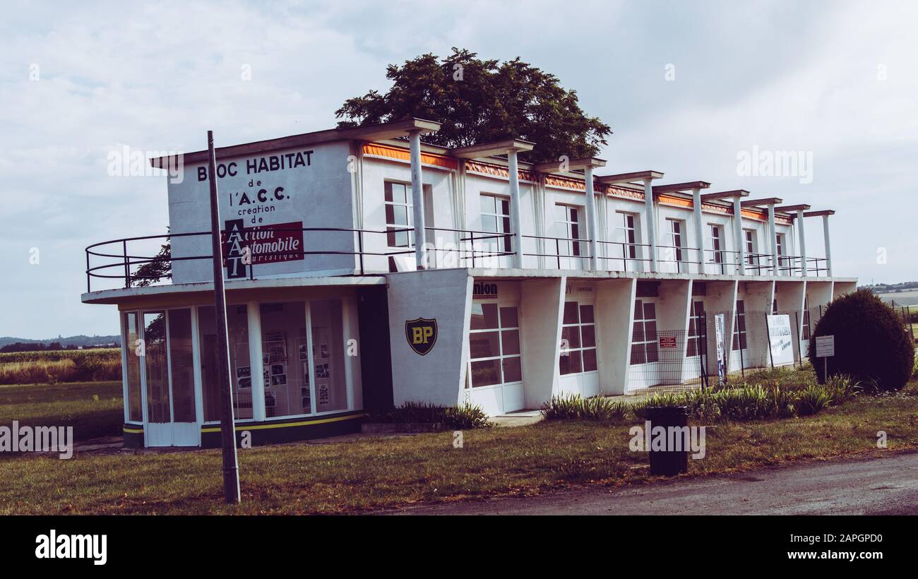 Pit Lane und Pit Buildings der Formel-1-Rennstrecke des Grand Prix von Frankreich der vierziger Jahre Reims-Gueux, Frankreich - 7. August 2019 Stockfoto