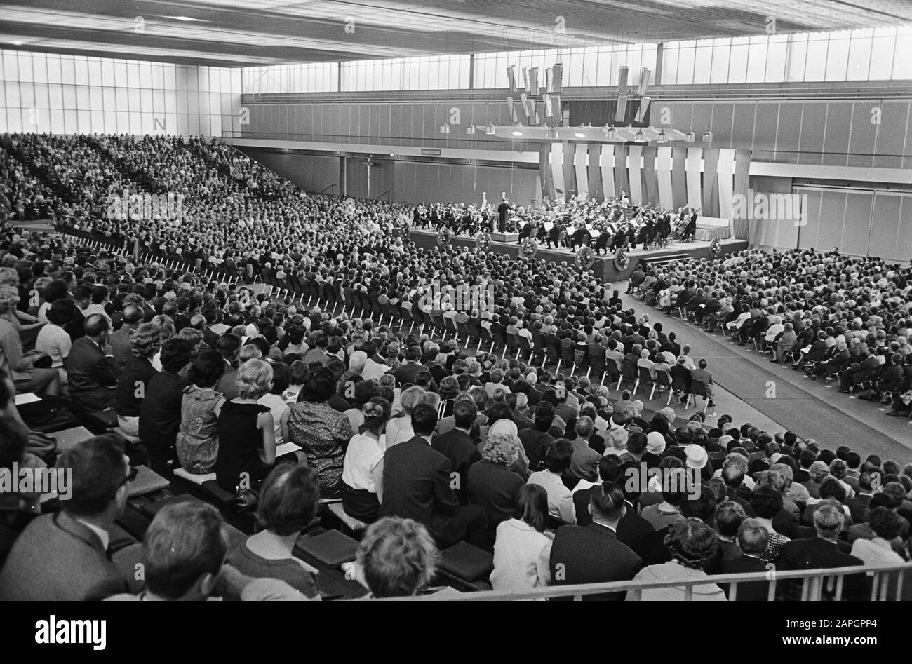 Concertgebouw Orchester in der RAI, Überblick über den ausverkauften Raum Datum: 2. Juli 1965 Schlagwörter: Orchester, Hallen Institutionenname: Concertgebouw Orchester Stockfoto