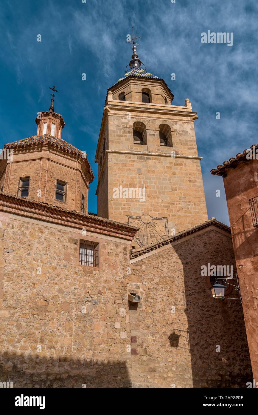 Blick auf die katholische Kathedrale de salvador in Albarracin Spanien hinter den Bögen des Gemeindegebäudes Stockfoto