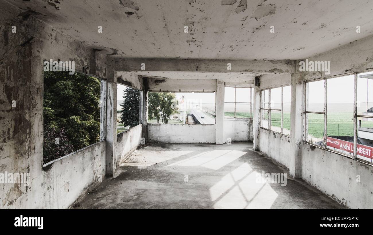 Pit Lane und Pit Buildings der Formel-1-Rennstrecke des Grand Prix von Frankreich der vierziger Jahre Reims-Gueux, Frankreich - 7. August 2019 Stockfoto