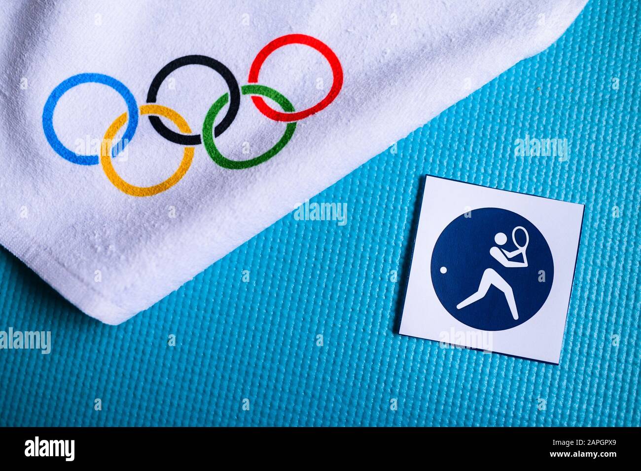 TOKIO, JAPAN, JANUAR. 20. 2020: Tennispiktogramm und olympische Ringe. Originaltapete für olympisches Spiel Stockfoto