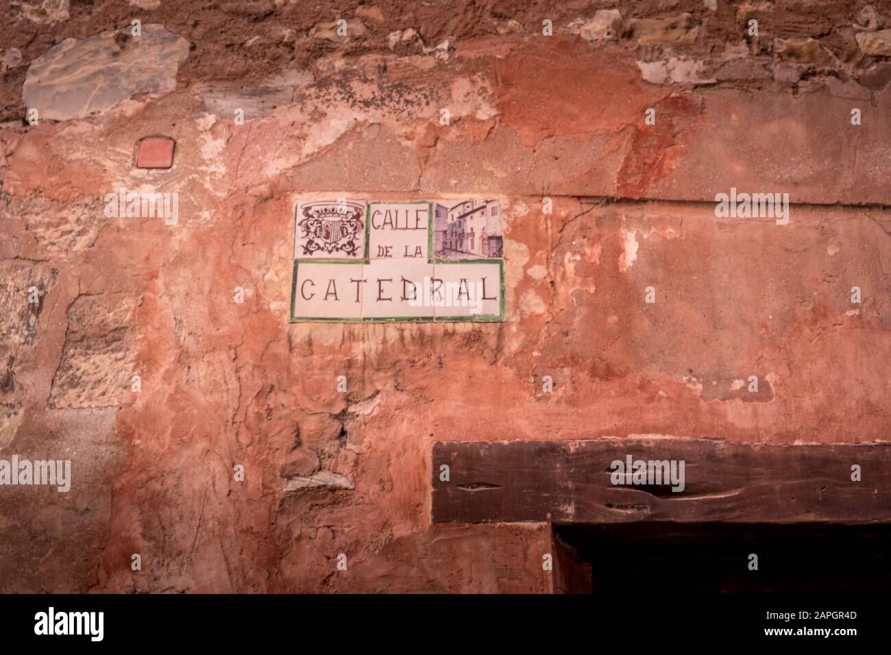 Spanische, mittelalterliche Straße mit Schild an der Domstraße in einem roten Terrakotta-Haus in Albarracin Spanien Stockfoto