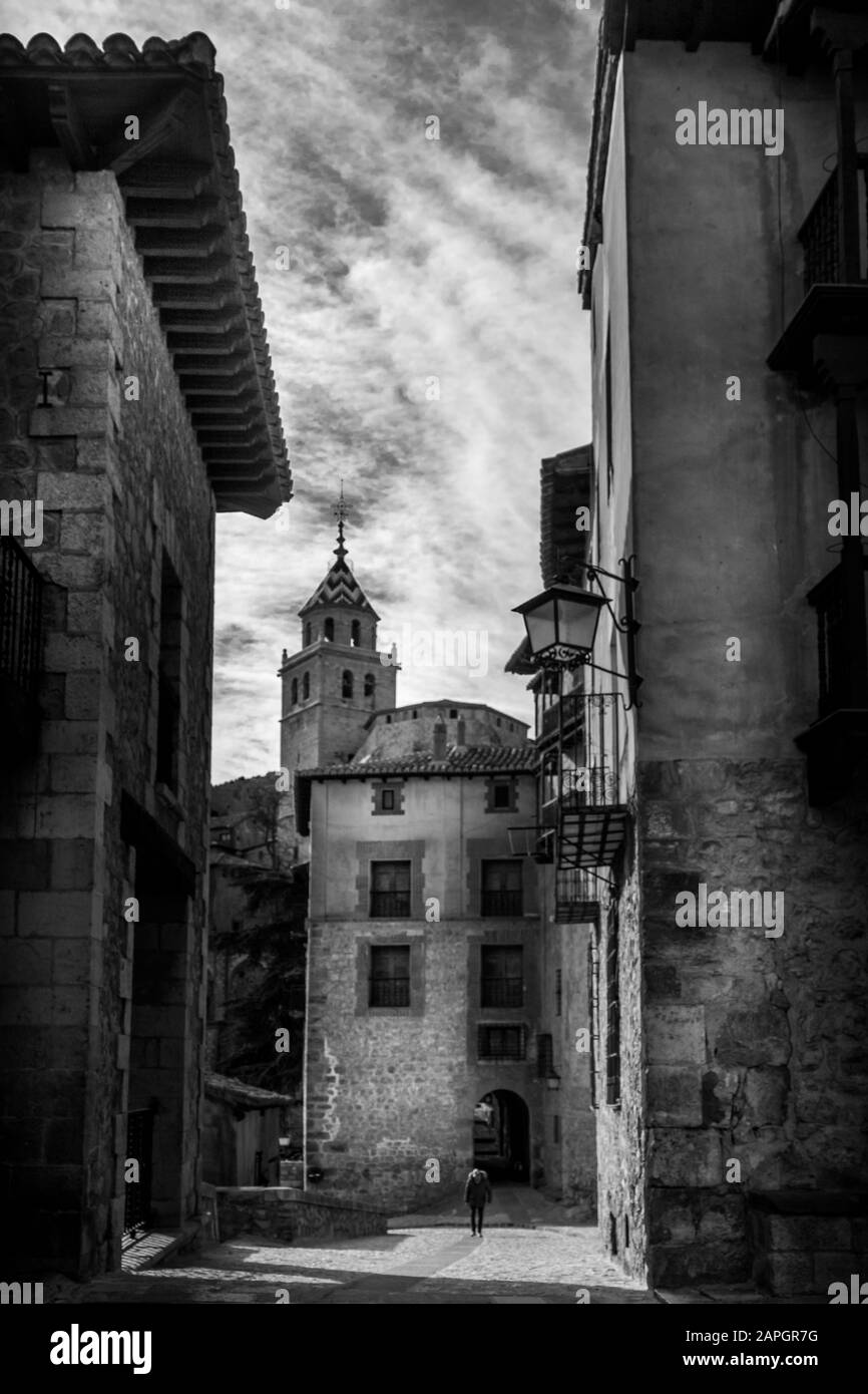 Blick auf die katholische Kathedrale de salvador in Albarracin Spanien hinter den Bögen des Gemeindegebäudes Stockfoto