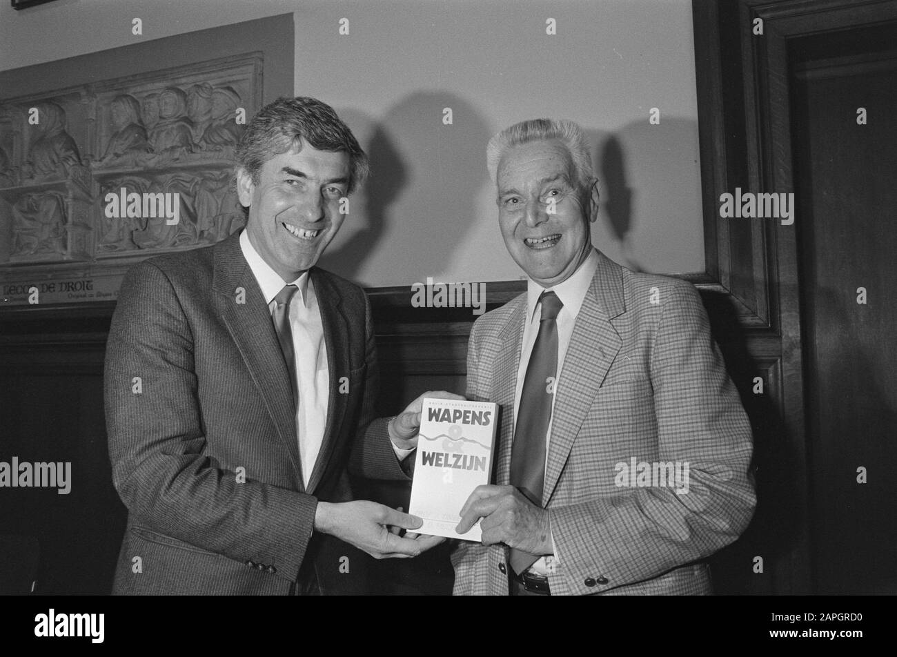 Konferenz NOVIB Waffen und Wohlfahrt zu Ehren von Ned. Vert. Prof. Jan Tinbergens Buch Welfare-Warfare; Premier Lubbers (l) und PROF. Tinbergen/Datum: 5. Juni 1987 Schlüsselwörter: Bücher, Konferenzen persönlicher Name: Lubbers, Ruud, Tinbergen Prof. Institutionenname: Novib Stockfoto