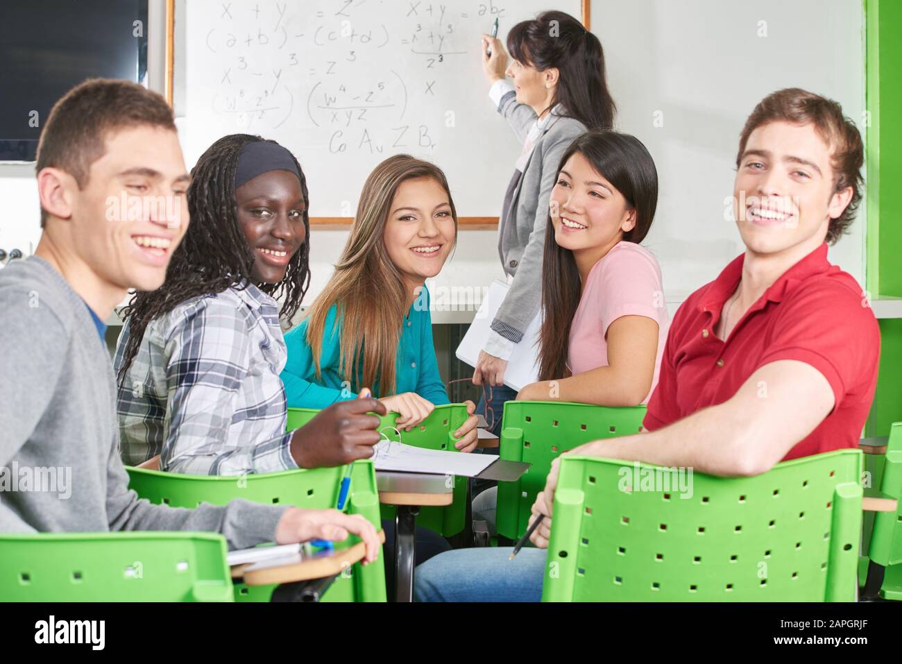 Die Gruppe der Schüler lacht zusammen in der Schule Stockfoto