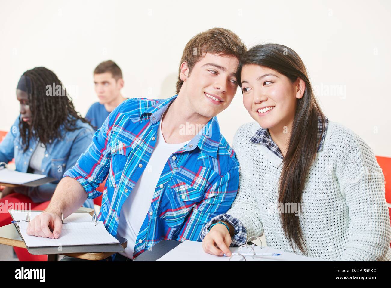 Zwei Teenager in der Klasse flirten in der Schule Stockfoto