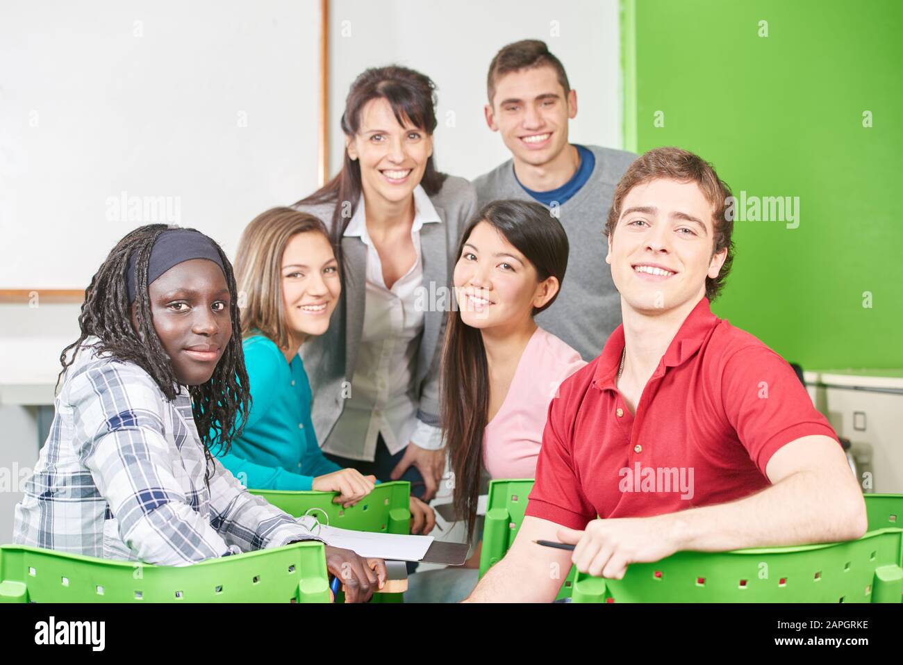 Gruppe von Teenagern als Schüler mit Lehrer an der Schule Stockfoto
