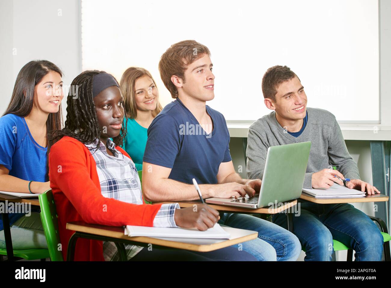 Gruppe von Schülern, die mit einem Laptop an einer Highschool in der Klasse sind Stockfoto