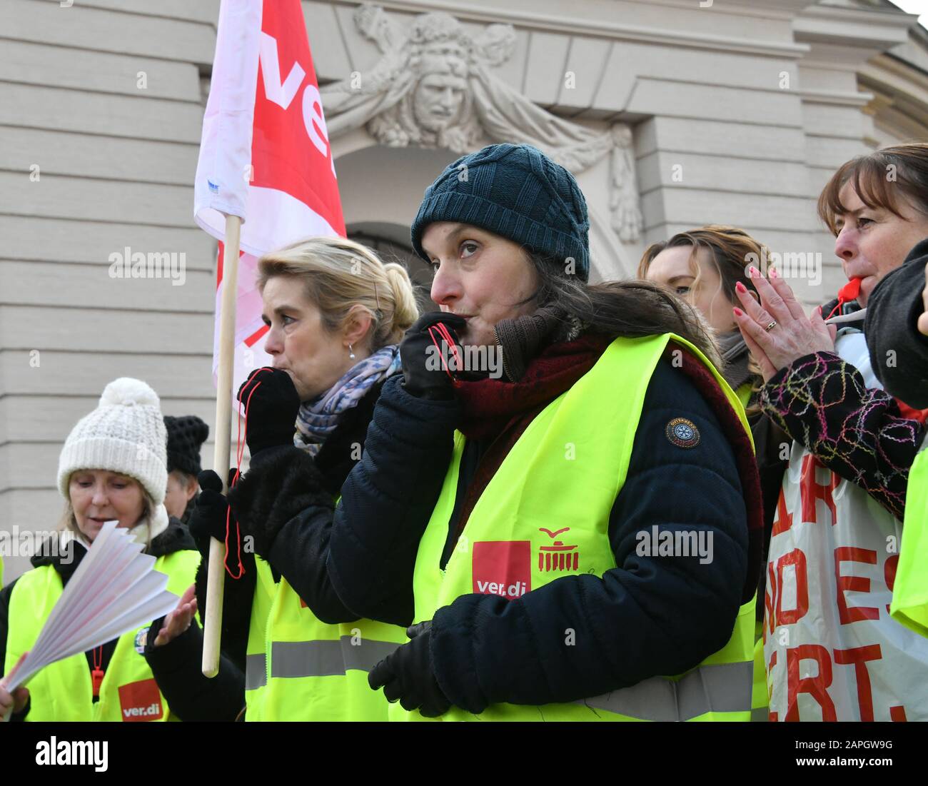 Potsdam, Deutschland. Januar 2020. Mitarbeiter des Besucherdienstes der Schlösserstiftung demonstrieren vor dem Landtag. Mit ihrem Warnstreik fordern sie einen Unternehmenskollektivvertrag auf der Grundlage des Tarifvertrages des öffentlichen Dienstes der Bundesländer. Kredit: Bernd Settnik / dpa-Zentralbild / ZB / dpa / Alamy Live News Stockfoto