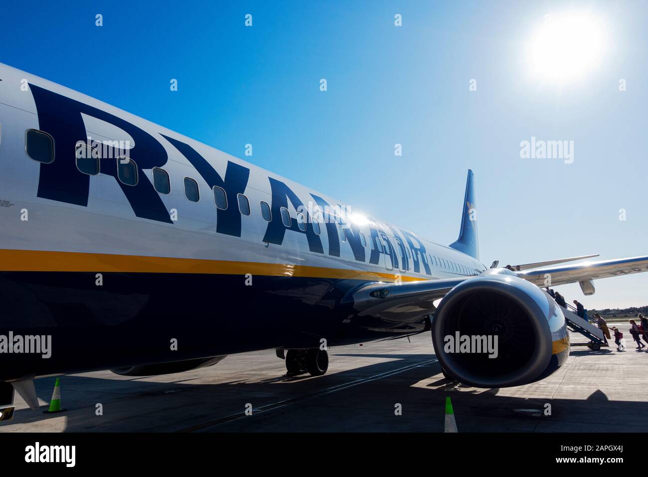 Alicante, Spanien 11. Januar 2020 - Passagiere, die auf Ryanair-Flügen einsteigen Stockfoto