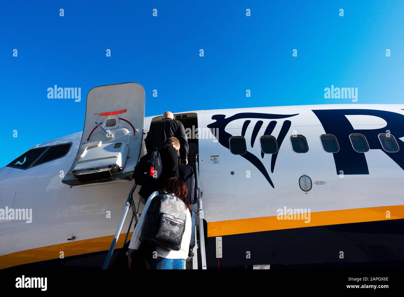 Alicante, Spanien 11. Januar 2020 - Passagiere, die auf Ryanair-Flügen einsteigen Stockfoto