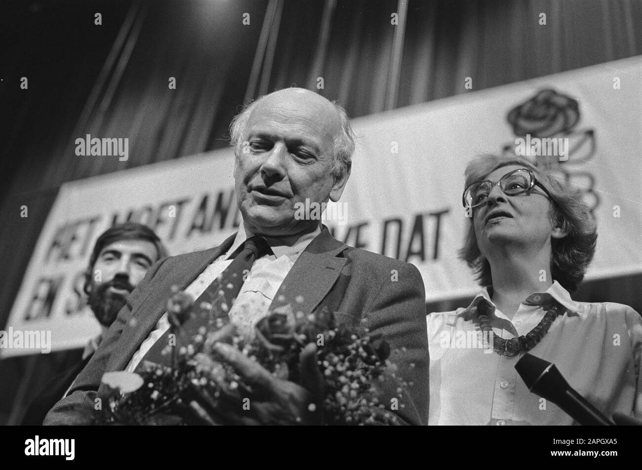 Kongress PvdA in Amsterdam, v.l. Max van der Berg, den Uyl und Liesbeth den Uyl erhalten das Ovationsdatum: 28. Februar 1981 Ort: Amsterdam, Noord-Holland Schlüsselwörter: Kongresse persönlicher Name: Berg, Max van den, Uyl, Joop den, Uyl, Liesbeth den Stockfoto