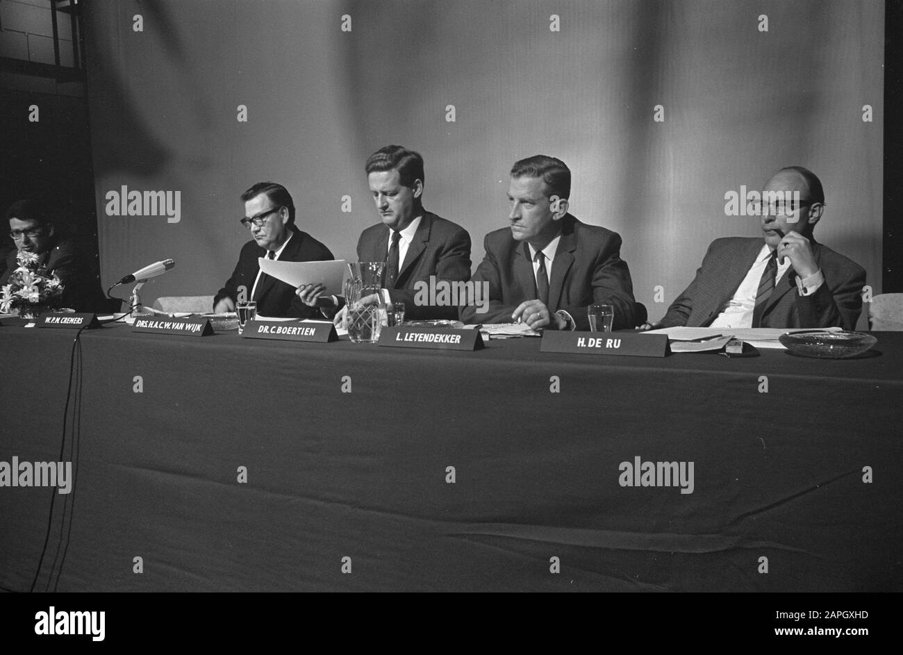 Kongressradio und TV-Reporter in Hilversum. Professor Dr. P. J. A. van der Hoeven am Datum: 6. Juni 1968 Ort: Hilversum Schlagwörter: Kongresse, Radios, tv Personenname: Professor dr. S. J. A. van der Hoeven Stockfoto