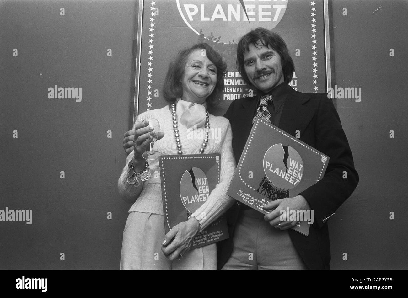 Der Start der LP des Musicals What a Planet Description: Conny Stuart (links) und Willem Nijholt mit der LP Date: December 17, 1973 Keywords: Actors, Schauspielerinnen, Grammophone Records, Musicals, Singers Personal Name: Nijholt, Willem, Stuart, Conny Stockfoto