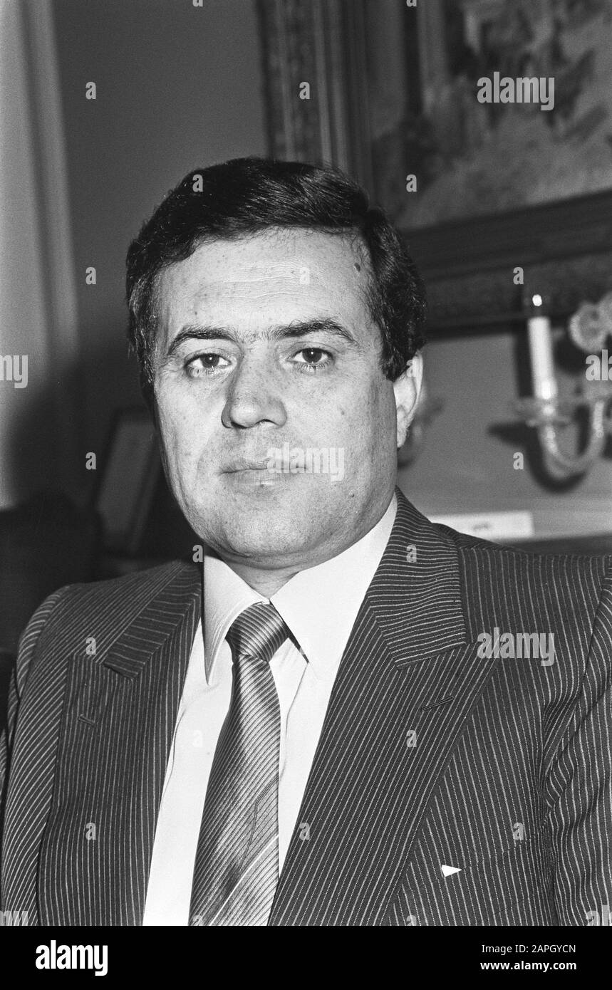 Konsul von Kuwait, M. S. Rabbani, mit offenem Brief an Mitglieder der Generalstaaten Datum: 22. Juni 1982 Stichwörter: Konsuln persönlicher Name: Rabbani, M. S. Institutionname: Generalstaaten Stockfoto