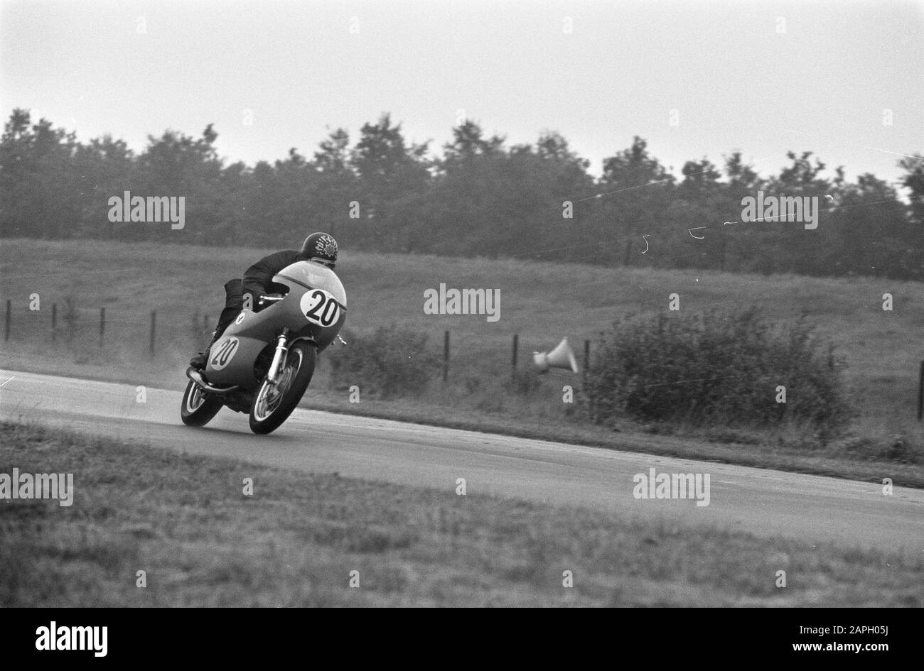 TT Assen 1969 - Trainingsbeschreibung: Fahrer im Training (Nr. 20) Datum: 26. Juni 1969 Standort: Assen, Drenthe Schlüsselwörter: Motorsport Stockfoto