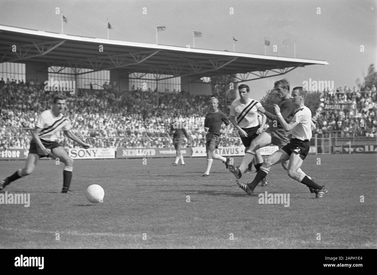 Cruijff en Graanmans (NAC) (liegend) in Aktion Anmerkung: Marginaler Negativstreifen: 15 Datum: 25. August 1968 Schlüsselwörter: Fußball, Spiele persönlicher Name: Cruijff, Johan Stockfoto