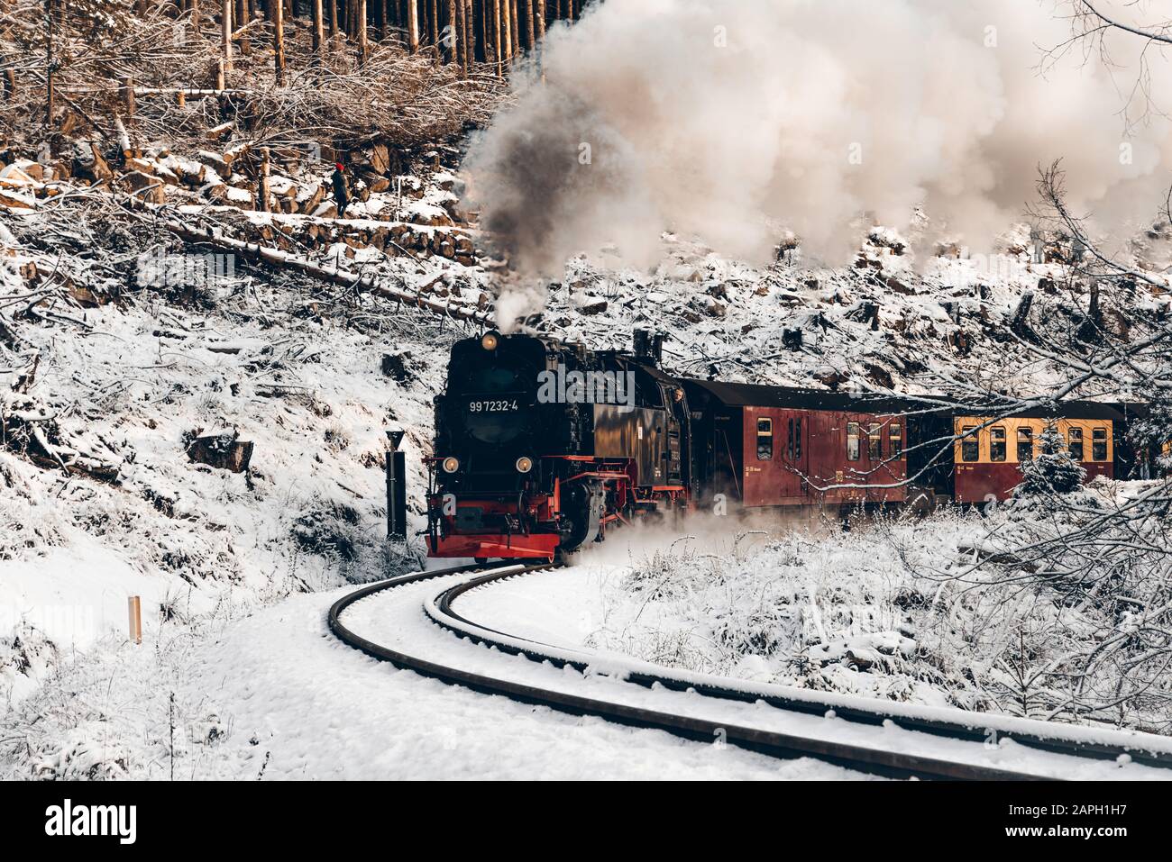 Der historische Dampflokomotivverein kämpft sich den Weg hinauf Berg im Schnee Stockfoto