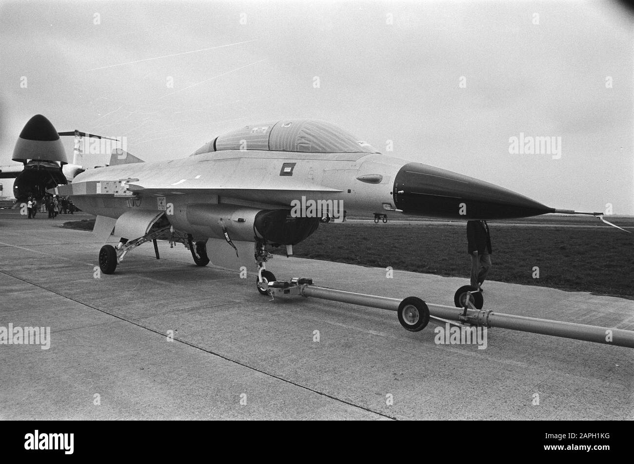 CSA Galaxy bringt die erste F16 auf Schiphol; die F16 wird entladen Datum: 13. September 1978 Standort: Noord-Holland, Schiphol Schlüsselwörter: Flughäfen persönlicher Name: F16 Stockfoto