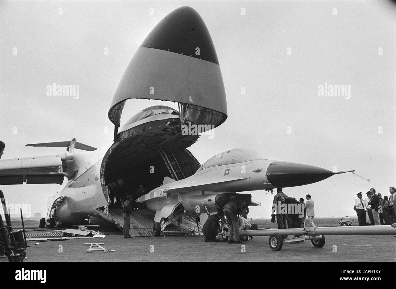 CSA Galaxy bringt die erste F16 auf Schiphol; die F16 wird entladen Datum: 13. September 1978 Standort: Noord-Holland, Schiphol Schlüsselwörter: Flughäfen persönlicher Name: F16 Stockfoto